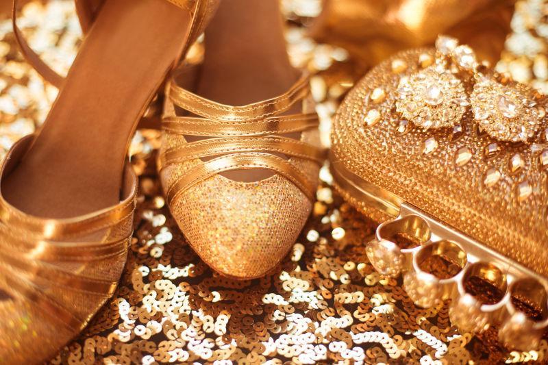 金色奢华饰品与高跟鞋