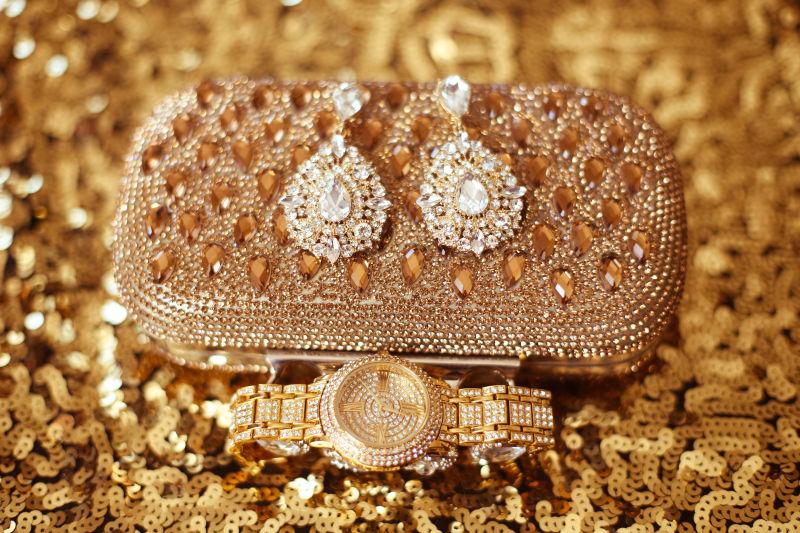 金色时尚钻石耳环和金表饰品