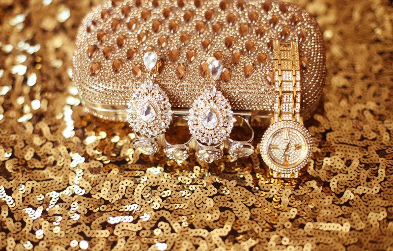 金闪闪时尚钻石耳环和金表饰品