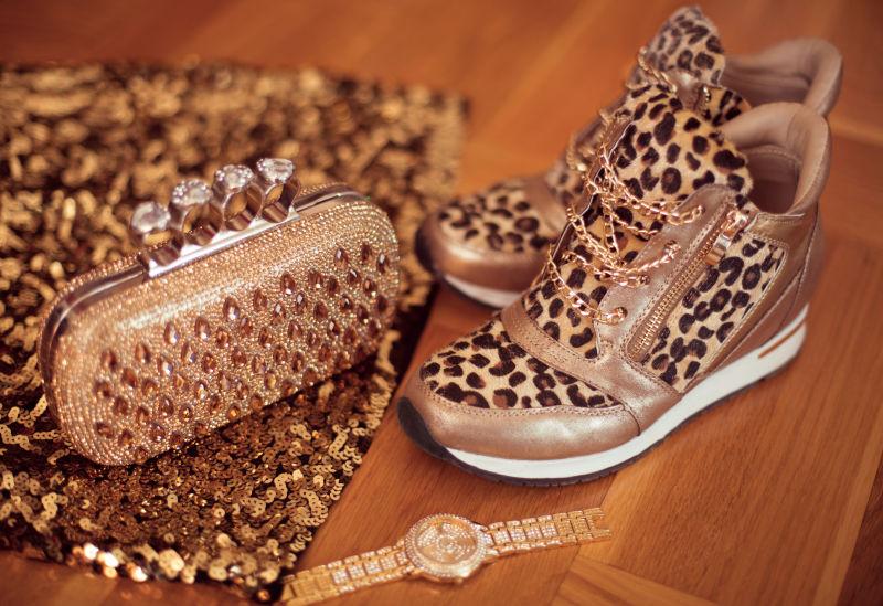 时尚豹纹运动鞋与金色饰品