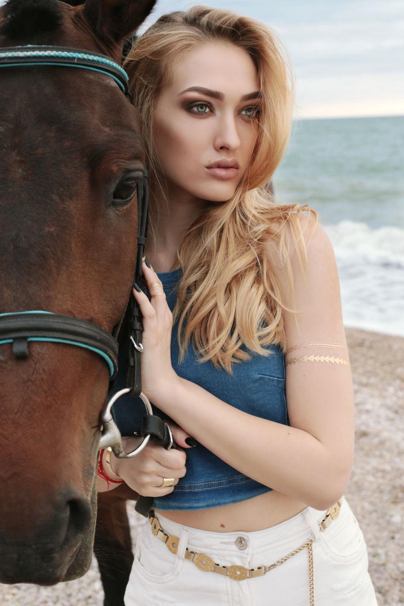 海边的美女与马匹