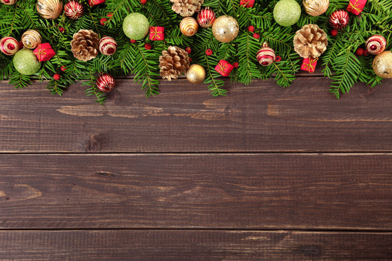 棕色木板上的圣诞彩球