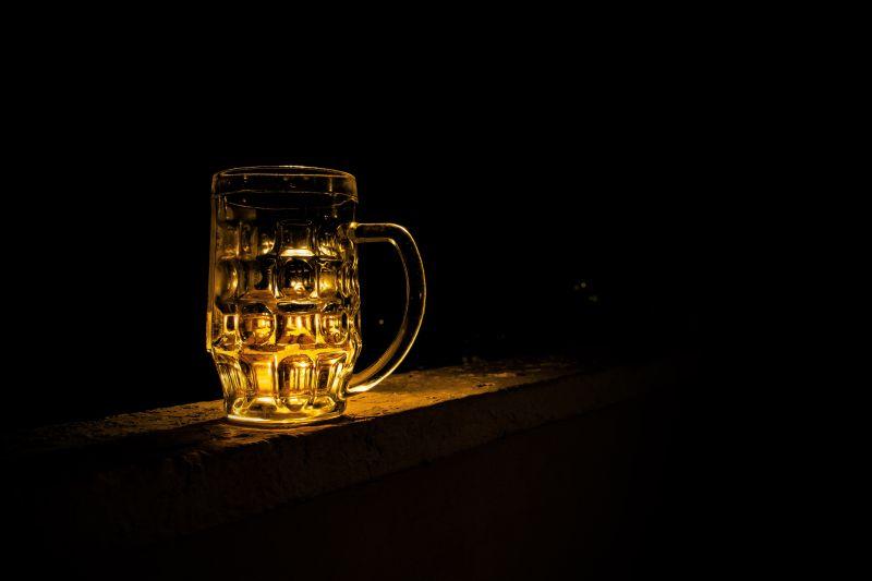 黑暗中的一杯啤酒