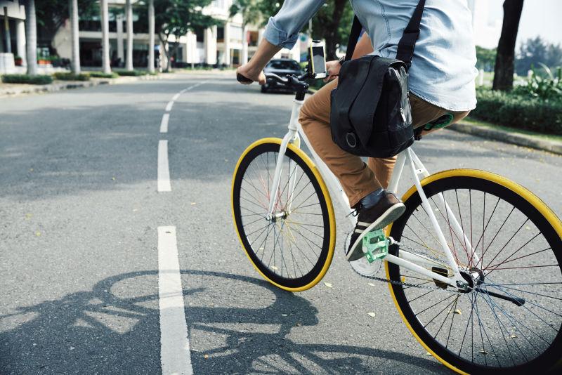 城市里骑自行车的人