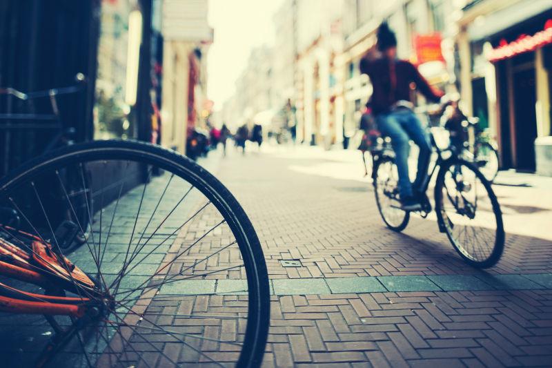 阿姆斯特丹街道上骑自行车的人