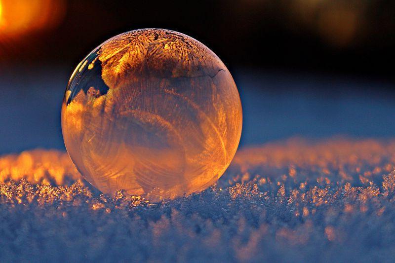 雪地上的水晶泡泡