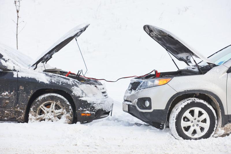 雪地里互相充电的两辆汽车