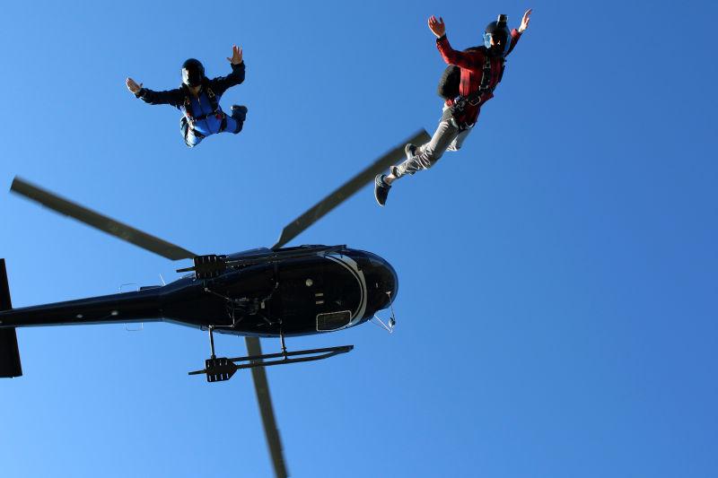 从直升机上跳下的两个年轻人