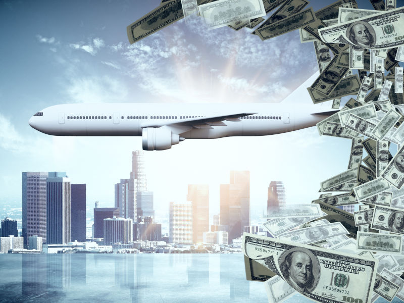 轻型城市背景下的飞机和金钱的侧面