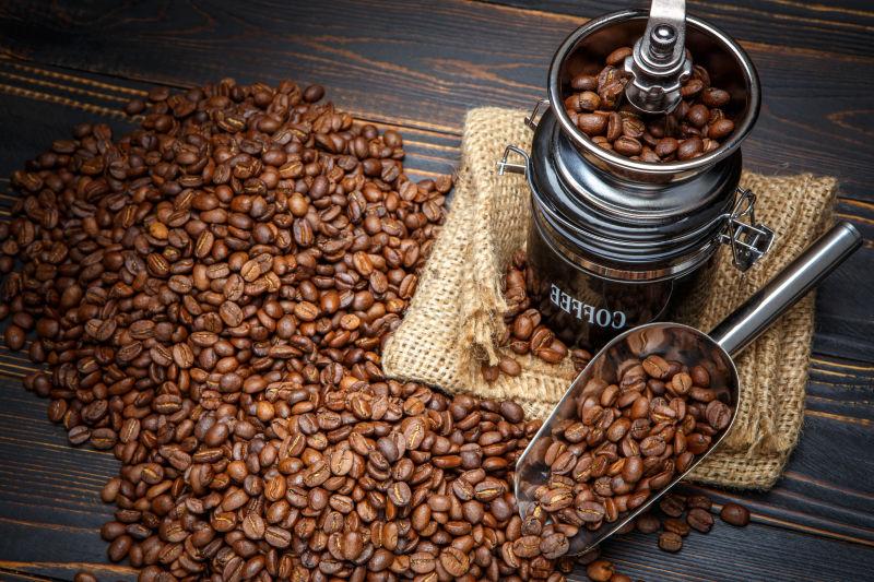 深色木制背景上的咖啡豆