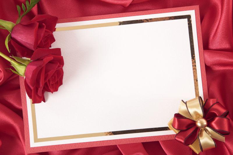 红色背景下的空白情人节贺卡和玫瑰
