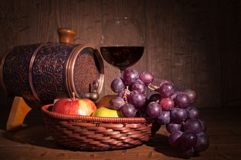 葡萄酒桶与一篮水果