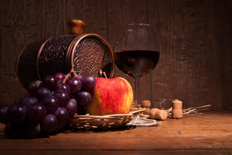 葡萄酒桶与水果
