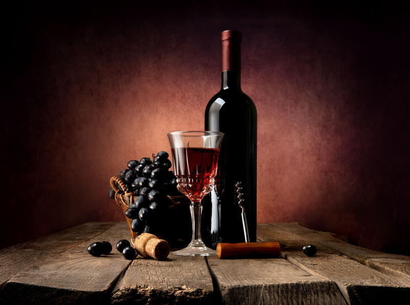 葡萄与倒出的红酒