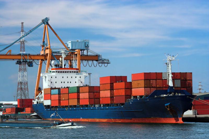 港口运输集装箱的货船