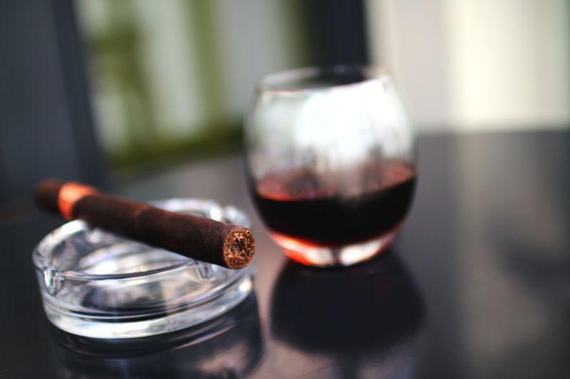 黑色桌面上的雪茄和红酒杯