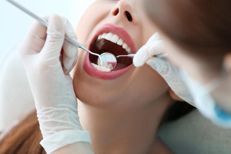 牙医检查女病人牙齿