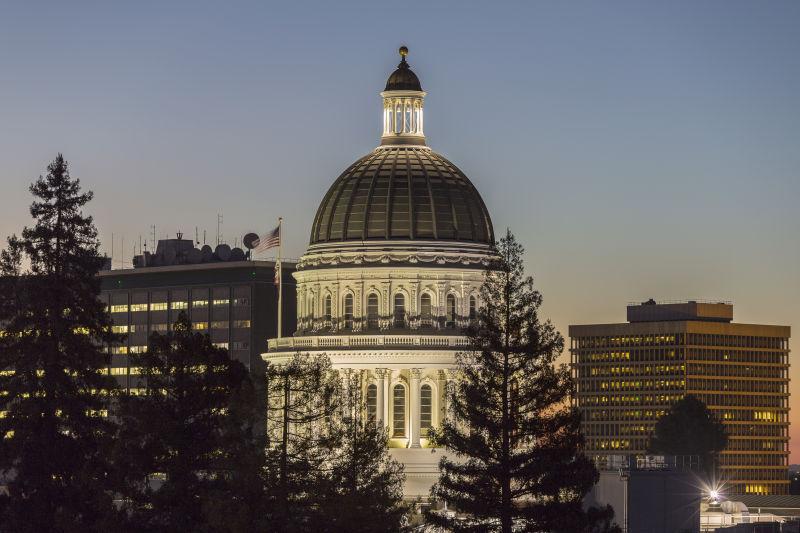 加利福尼亚州议会大厦穹顶的黄昏景色
