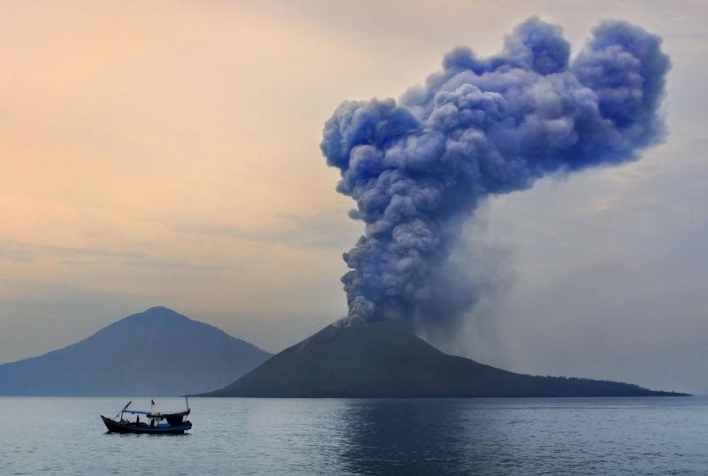 火山喷发冒出大烟