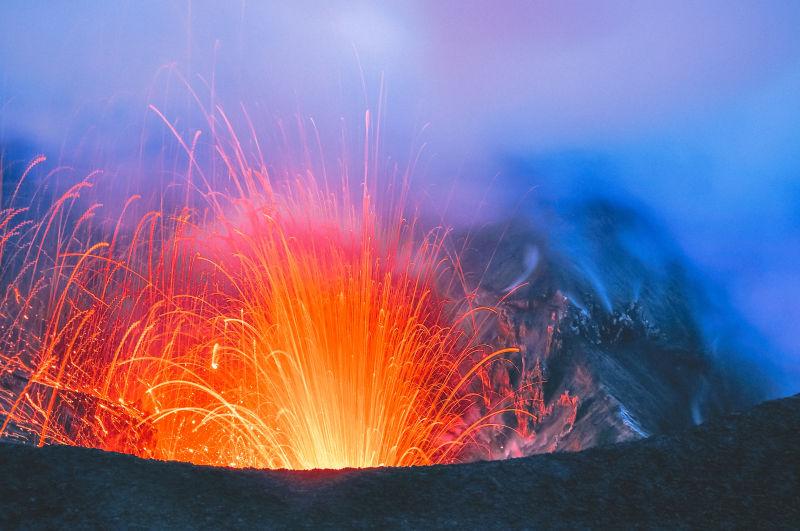 爆发的火山