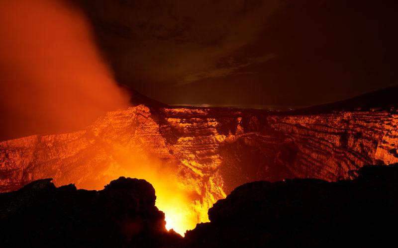 夜间有浓烟的火山口