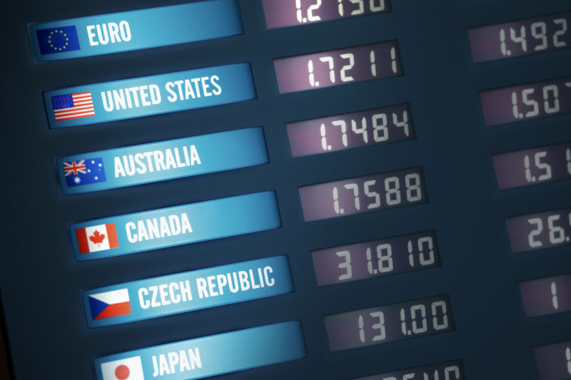 货币兑换板显示不同国家和货币的汇率