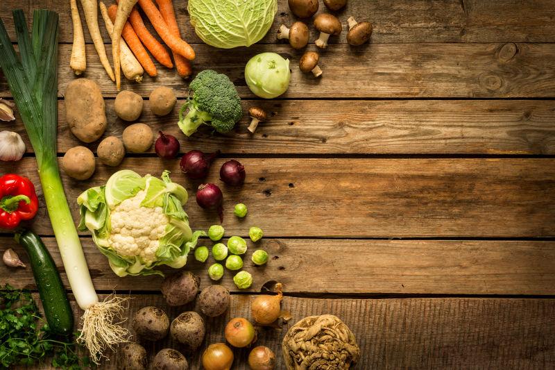 木桌上的健康蔬菜食材