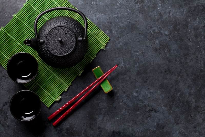绿茶茶壶和筷子