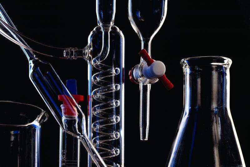 黑色背景下的实验室的玻璃材质化学设备