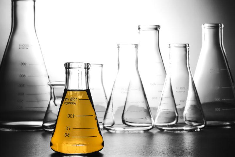 实验室里玻璃器皿里装着的黄色液体研究