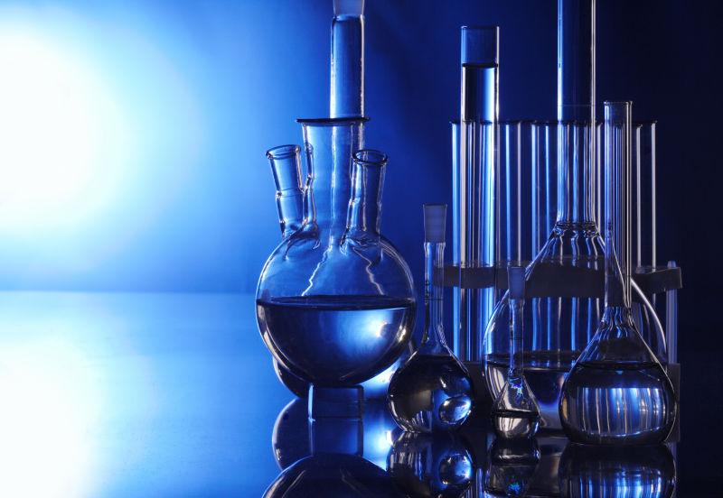 蓝色背景下的实验室的玻璃器皿等设备