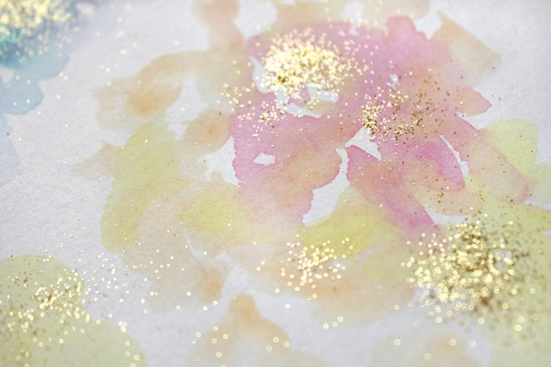 粉黄色花瓣撒有金粉的水墨背景