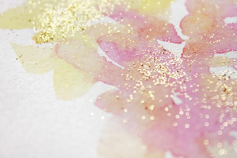 粉色花瓣撒有金粉的水墨背景