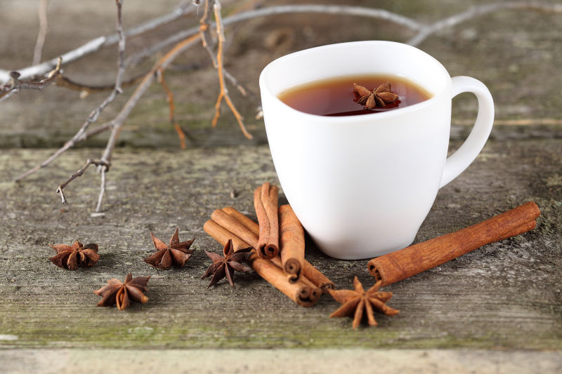 白色的茶杯装着茶水