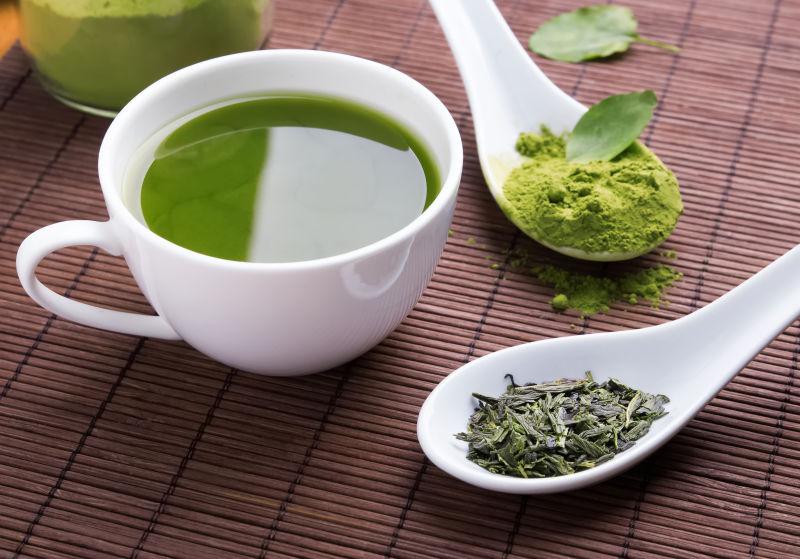 竹帘上的绿茶和茶叶粉
