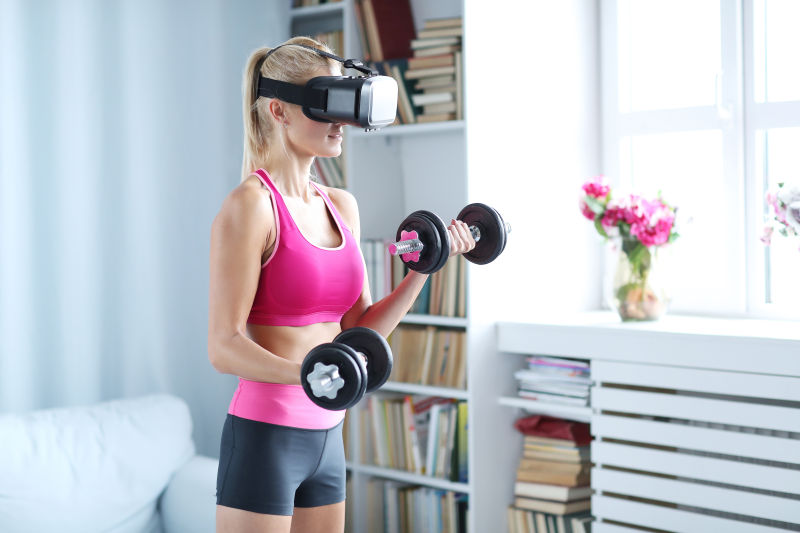 健身美女带着VR眼镜