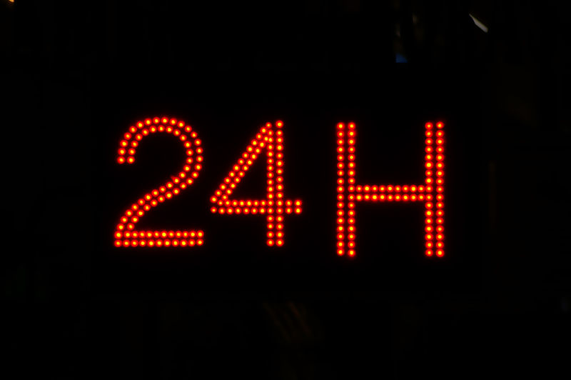 黑色背景前的24H字体