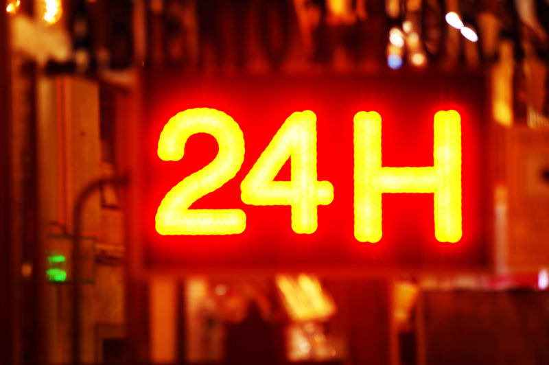 街道上的招牌上显示着24H