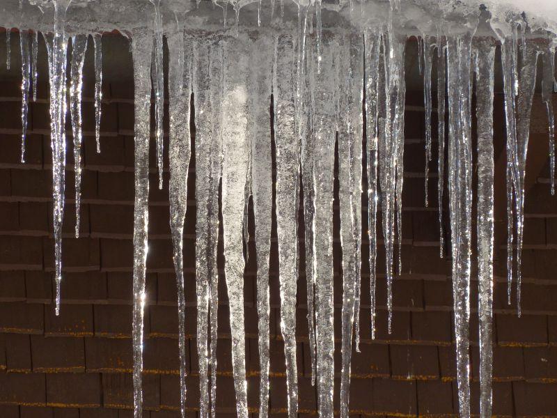 屋檐下垂挂着密密麻麻的透明冰柱