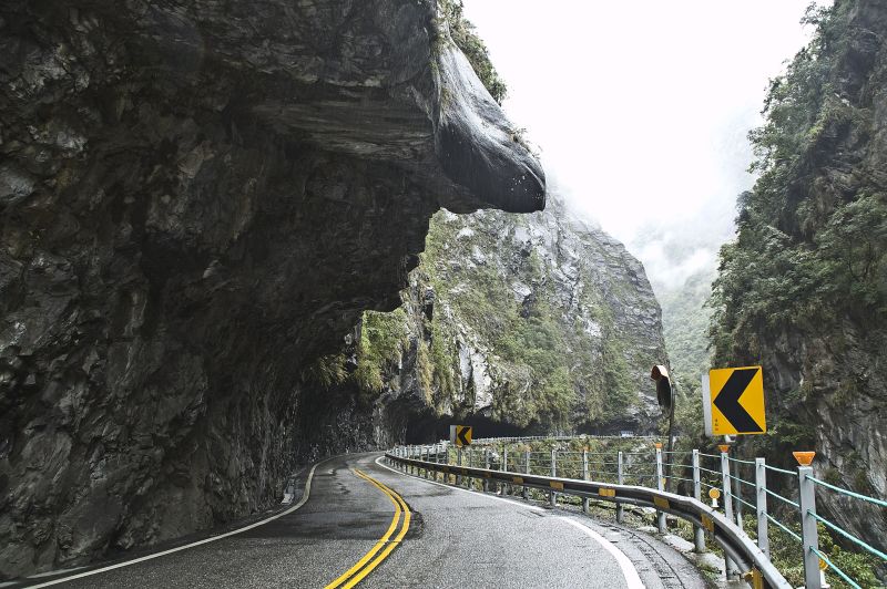 悬崖边的路