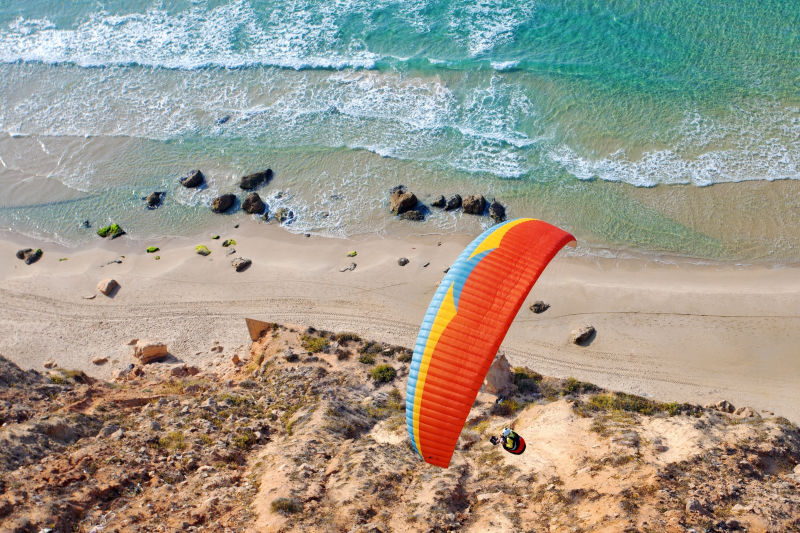 飞越海岸的滑翔伞