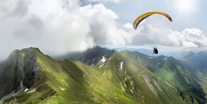 在山中飞行的滑翔伞