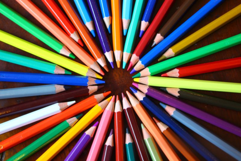 排成圈的彩色铅笔