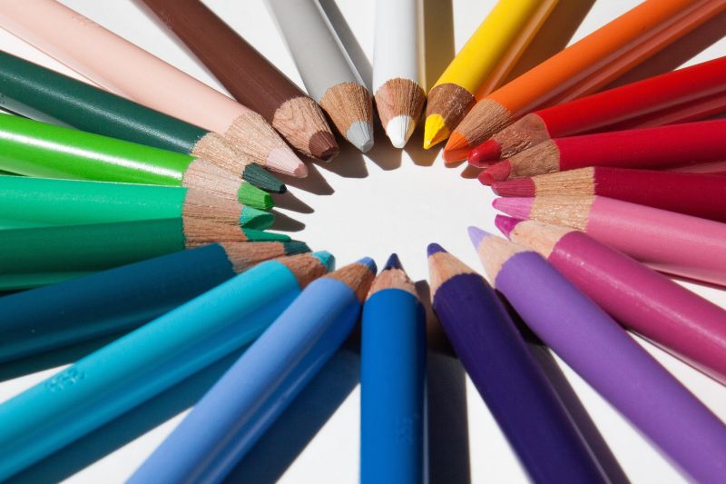 不同颜色的彩色铅笔围成圈
