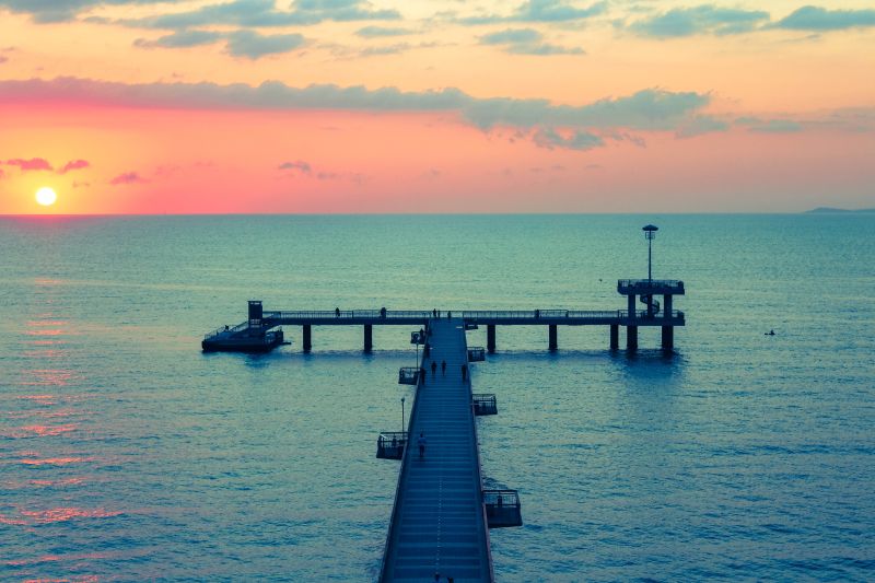 夕阳下的海边木制码头