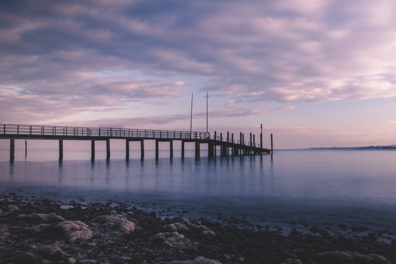 美丽的海边木制码头景色