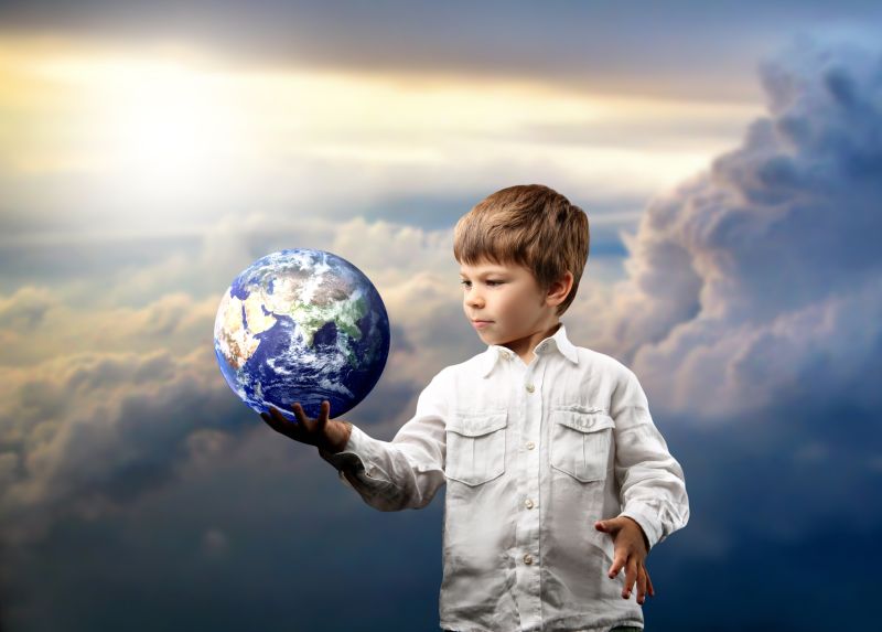 小男孩看着地球的设计概念