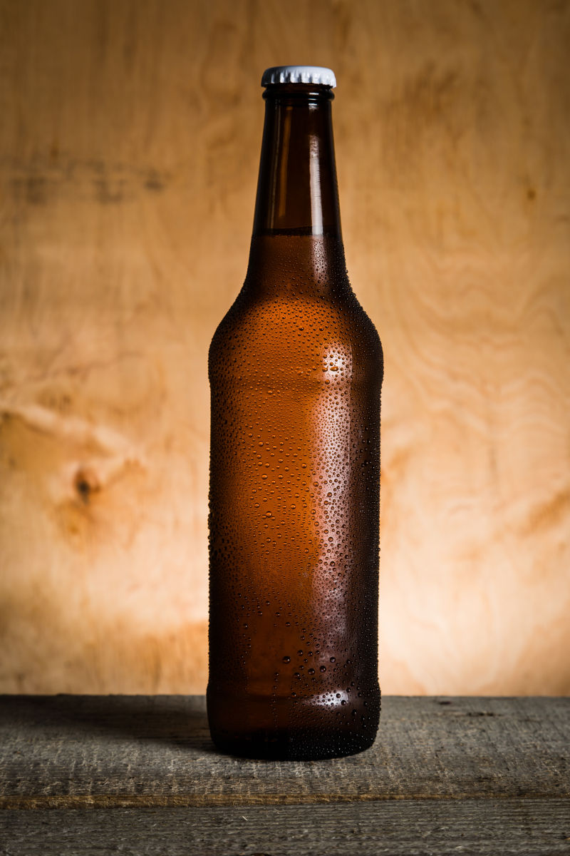 木桌上的一瓶啤酒