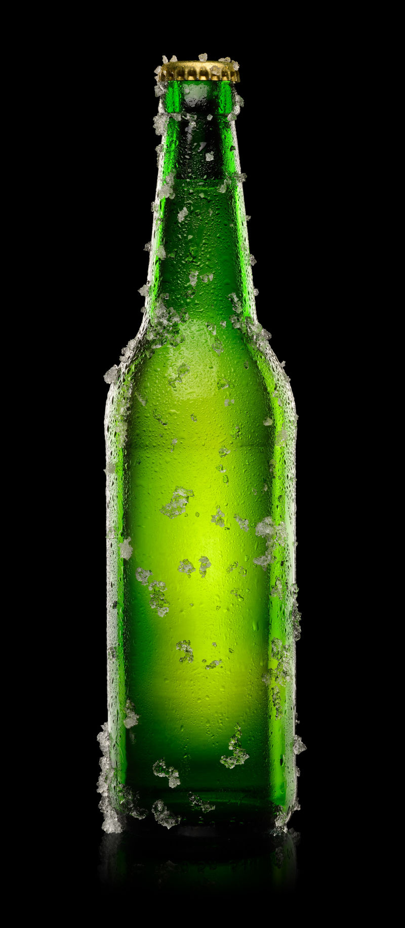 占冰的绿色啤酒瓶