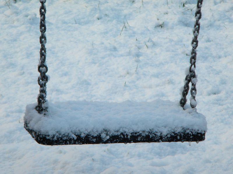 秋千上有一层厚厚的雪